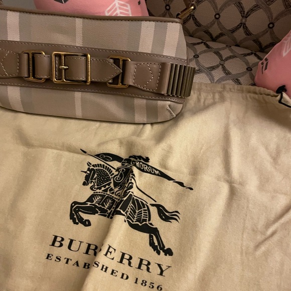 Burberry hand bag. NEW!! With dust bag! - Picture 4 of 7